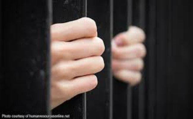 15 साल की बहन को 17 साल के भाई ने किया रेप, बहन ने कराया गर्भपात और फिर…