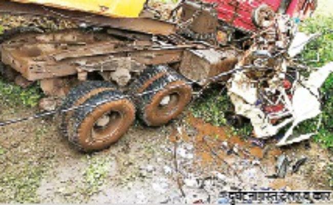 दुर्घटना: ट्रेलर ने कार को रौंदा , कार के उड़े परखच्चे, चालक की मौत