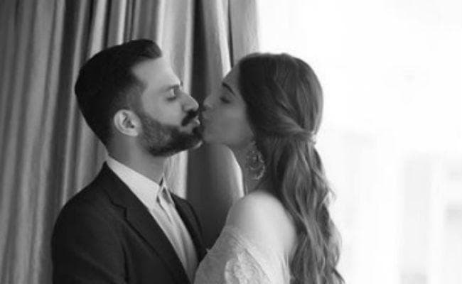 वायरल हो चला है सोनम और आनंद का यह स्वीट किस