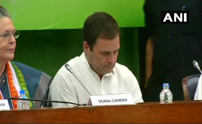 राहुल की नयी गठित कांग्रेस कार्यसमिति की बैठक जारी, मोदी पर बरसे मनमोहन