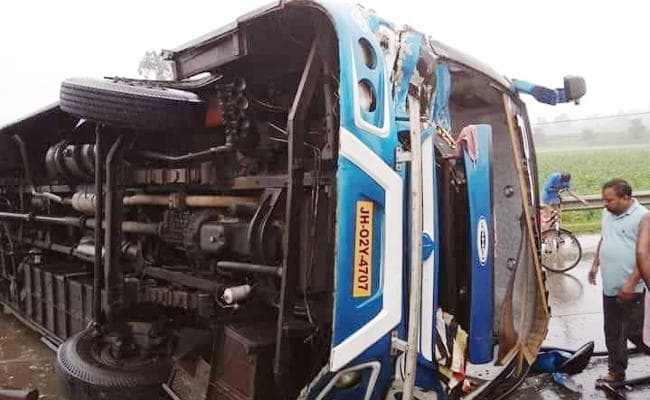 हजारीबाग : कोलकाता से बरही जा रही PAMMI बस दुर्घटनाग्रस्त, ट्रक को टक्कर मारने के बाद पलटी