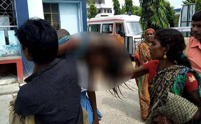 ना मिली एंबुलेंस और ना ही मिला स्ट्रेचर, बच्ची के शव को कंधे पर लाद ले गये परिजन