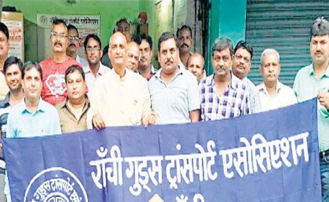 कल से अनिश्चितकाल के लिए बंद हो जायेगी सामान की लोडिंग, अनलोडिंग और बुकिंग, चक्का जाम करेंगे परिवहन व्यवसायी