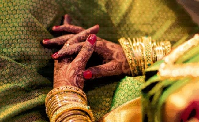 गैर आदिवासी से शादी करनेवाली एसटी महिलाएं नहीं खरीद सकेंगी आदिवासी जमीन, बनेगा कानून