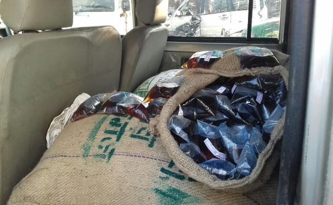 900 पाउच शराब जब्त, चार गिरफ्तार