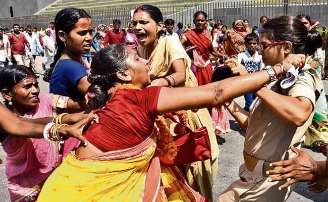 पटना : प्रदर्शनकारियों ने पत्थर फेंके, पुलिस ने भांजीं लाठियां