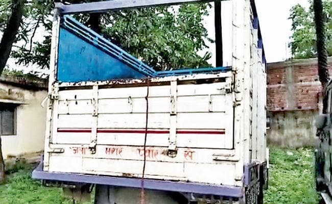 विस्फोटक सामग्री के साथ पिकअप वैन जब्त, पुलिस की कार्रवाई देख भागा चालक