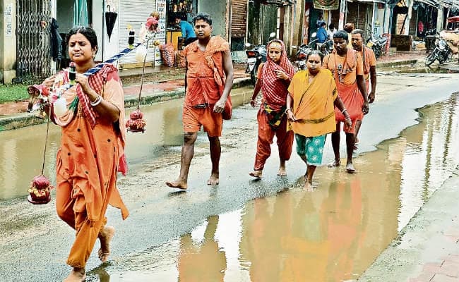 देवघर : लगने लगी कांवरियों की कतार, बांग्ला श्रावण की पहली सोमवारी आज