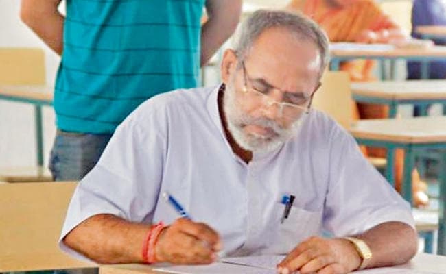 बेटियों ने विधायक को दिखायी शिक्षा की राह, 55 की उम्र में बचपन का सपना पूरा करेंगे फूल सिंह