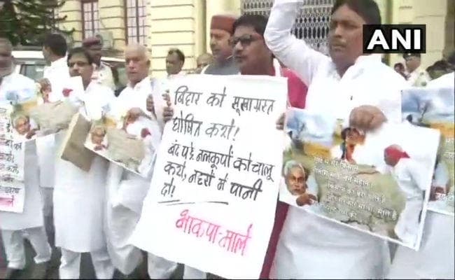 सूखे की समस्या को लेकर विपक्ष का वॉकआउट, मुजफ्फरपुर अल्पावास गृह रेप कांड को लेकर हंगामा