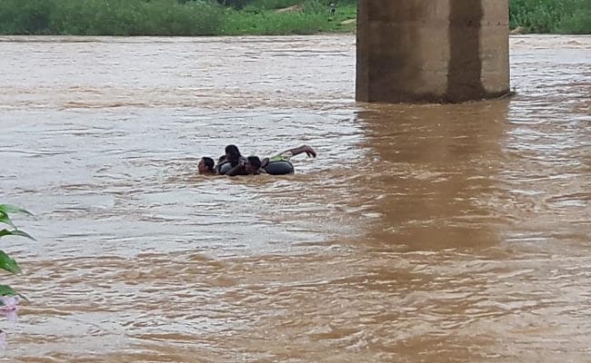 Jharkhand : जान की बाजी लगाकर तीन युवकों ने शंख नदी की तेज धार में फंसी महिला को बचाया