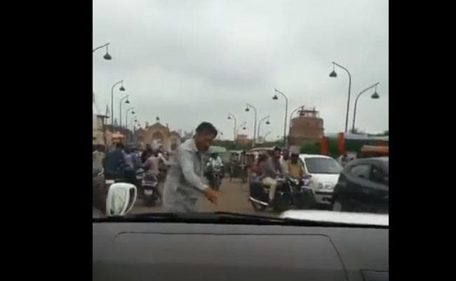 जब सड़क पर खुद ट्रैफिक हटाने लगे जैकी श्रॉफ, देखें वीडियो