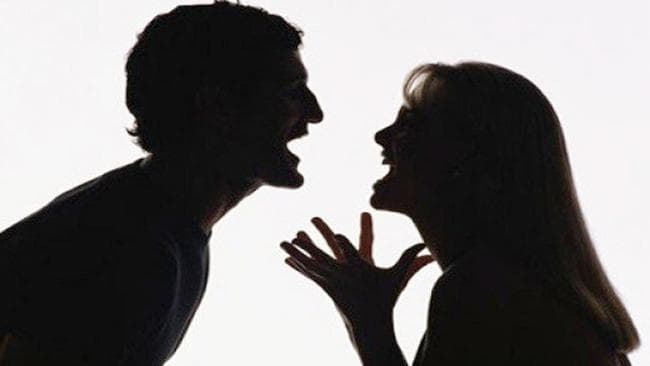 पति-पत्नी का झगड़ा हुआ सार्वजनिक