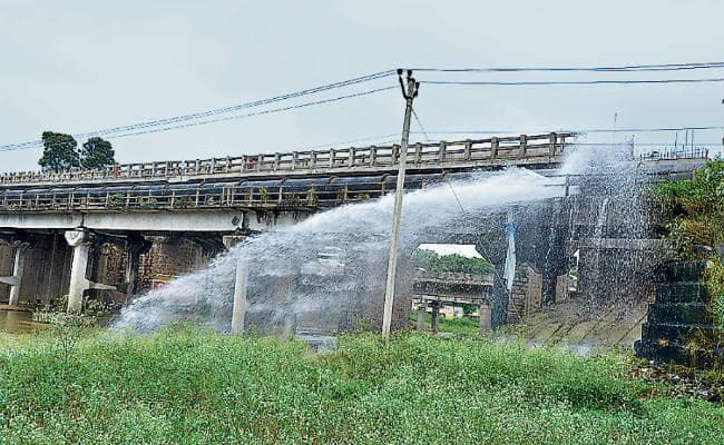 रांची : जुमार पुल के पास पाइप फटा बर्बाद हुआ हजारों गैलन पानी