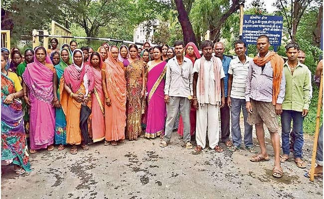 मांगपत्र देने पहुंचे ग्रामीणों को चार घंटे तक रोका, आक्रोश