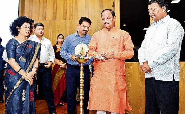 रांची : ग्राम विकास समिति पर सीएम ने कहा, अधिकार कम नहीं किये गये हैं, काम करें मुखिया