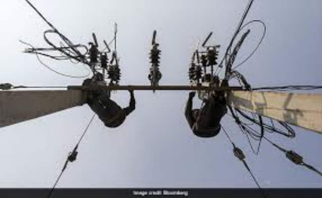 सड़कों के बीच से बिजली के पोल हटाये जायेंगे : मनीष जायसवाल