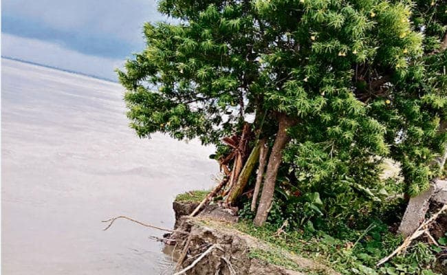 सीवान में सरयू के बढ़ते जल स्तर ने उड़ायी लोगों की नींद, कटाव देख तट के किनारे रहनेवाले लोग दहशत में