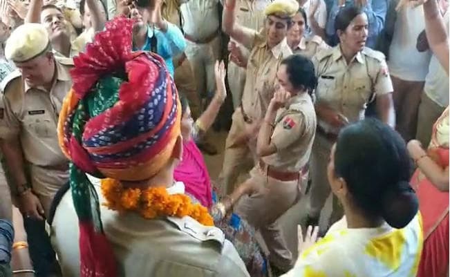 राजस्थान : एसपी को अनोखे अंदाज में घोड़े पर बैठा कर दी गयी विदाई, जानें पूरी बात