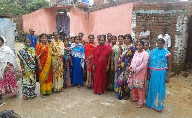 गुमला डीसी से बोलीं महिलाएं, साहब शराब दुकान खोलकर बच्चों का भविष्य बर्बाद ना करें