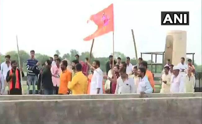 महाराष्ट्र : आत्महत्या के बाद मराठा आंदोलन हिंसक, हाइवे जाम, इंटरनेट बंद, सीएम से इस्तीफे की मांग