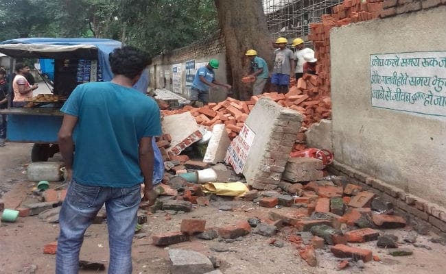 डोरंडा एजी ऑफिस के पीछे की निर्माणाधीन दीवार गिरी, तीन घायल