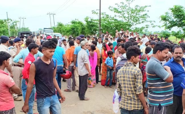 पिकअप ने बाइक सवार दो युवकों को कुचला, मौत से गुस्साये लोग शव के साथ 3 घंटे से सड़क पर कर रहे प्रदर्शन, पथराव