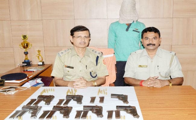 सात पिस्तौल के साथ एक अपराधी गिरफ्तार, दो फरार की गिरफ्तारी के लिए छापेमारी जारी