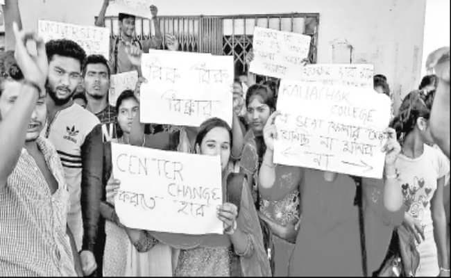 मालदा : मानिकचक कॉलेज गेट में तालाबंदी कर किया प्रदर्शन