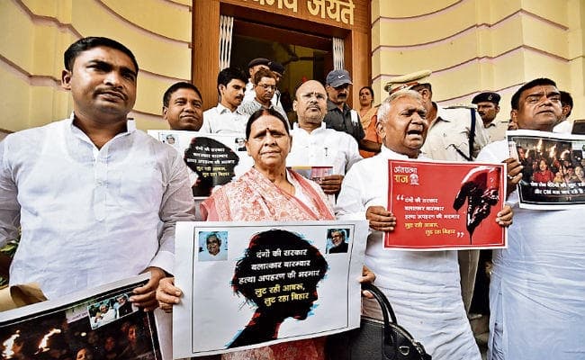 मॉनसून सत्र : विधानमंडल में विपक्षी दलों का हंगामा, विपक्ष के सदस्यों ने वेल में आकर सरकार के खिलाफ की नारेबाजी