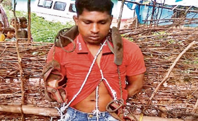 नोवामुंडी : दुष्कर्म के आरोपी को जूतों की माला पहना कर गांव घुमाया, बांध कर की पिटाई