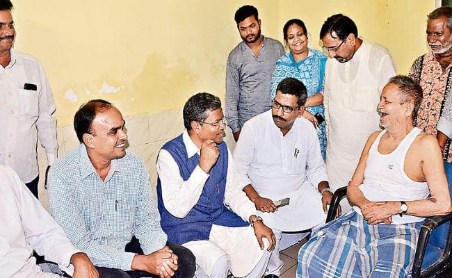 धनबाद : एके राय के स्वास्थ्य में सुधार मिलने पहुंचे बाबूलाल, विनोद