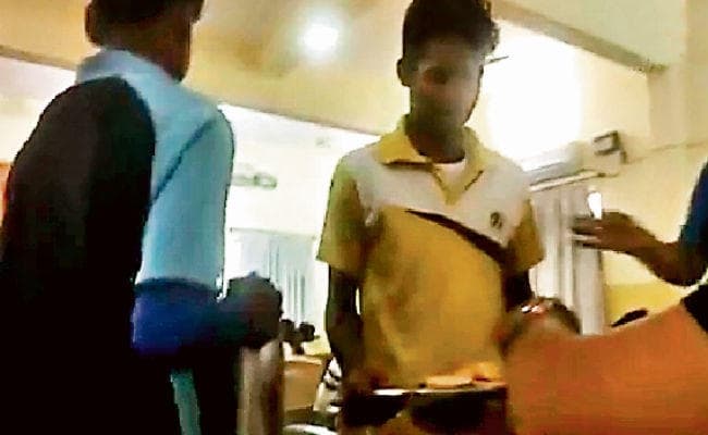 रांची : भाजयुमो के कार्यक्रम में जब खिलाड़ियों ने भाजपा नेताओं को परोसा नाश्ता