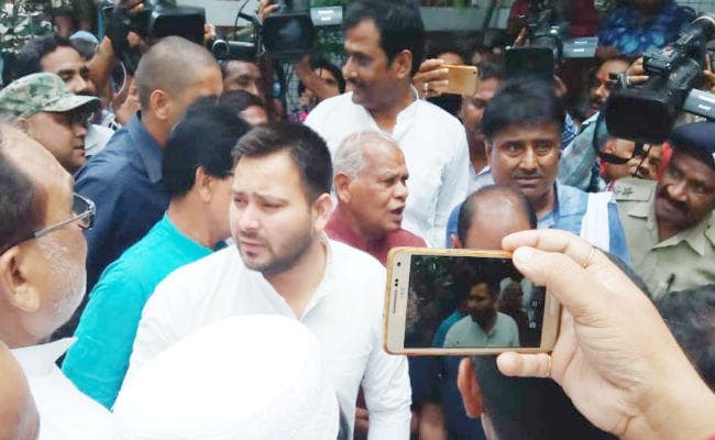 बालिका गृह दुष्कर्म कांड : तेजस्वी के नेतृत्व में मुजफ्फरपुर पहुंचा विपक्ष का प्रतिनिधिमंडल