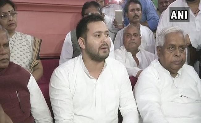 मुजफ्फरपुर दुष्कर्म मामला : तेजस्वी ने सरकार के नेताओं पर लगाया जांच को प्रभावित करने का आरोप