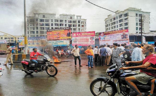 मराठा आरक्षण : बंद वापसी के बाद भड़की हिंसा, उपद्रवियों ने पुलिस पर बरसाये रोड़े, सीएम वार्ता के लिए तैयार