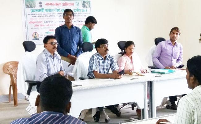 लोहरदगा : लैंप्‍स व कृषक मित्रों को दी गयी प्रधानमंत्री फसल बीमा योजना की जानकारी