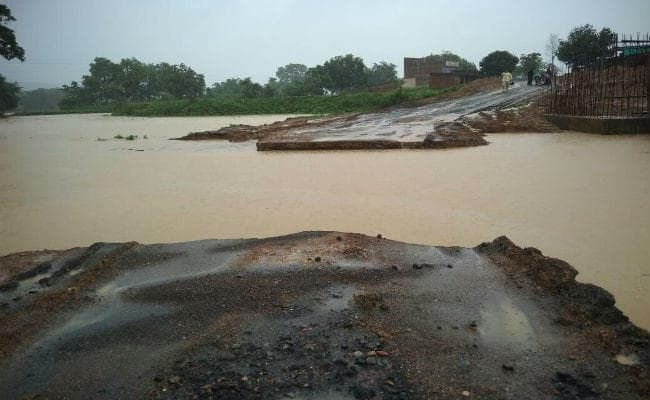 मिट्टी और मोरम से बना डायवर्सन टूटा, दर्जनों गांव का संपर्क मुख्यालय से कटा