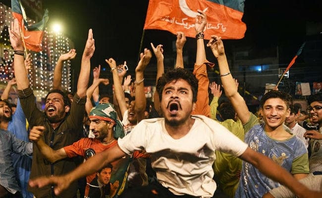 पाकिस्तान में जीत के संकेत पर पीटीआई कार्यकर्ताओं ने मनाया जीत का जश्न