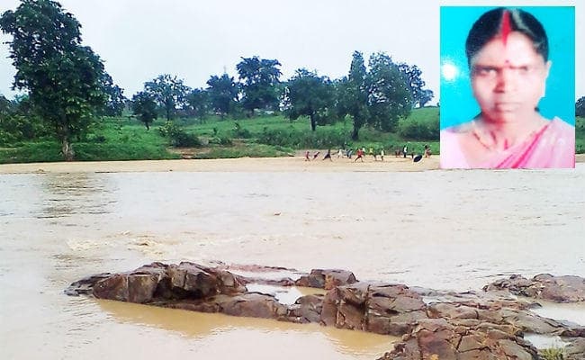 पचंडागांव में महिला को सांप ने काटा, पुल नहीं होने से इलाज के लिए बाहर नहीं ले जा पाए, घर पर ही मौत