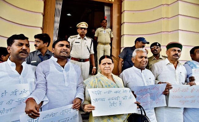 मुजफ्फरपुर बालिकागृह मामले को लेकर सदनों में हंगामा, राबड़ी देवी और मंजू वर्मा में हुई नोकझोंक