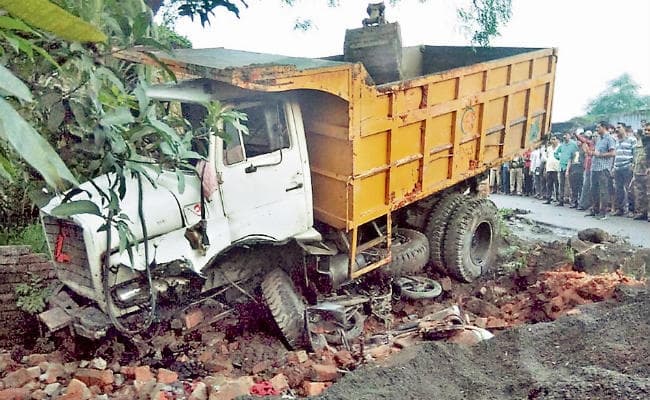 भुरकुंडा : डंपर की चपेट में आये चार युवक, एक की मौत