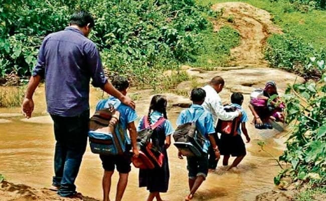 भारी बारिश से बड़कागांव में चार, बुढ़मू में एक डायवर्सन और कामडारा में एप्रोच पथ बहे, कई गांवों का संपर्क टूटा