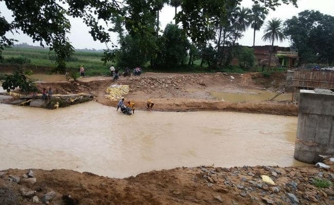 बड़कागांव : 4 डायवर्सन बहा, 3 दिनों से चार पहिया वाहन बंद, विद्यार्थियों व परीक्षार्थियों को हो रही परेशानी