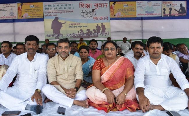 राजनीतिक सवालों से घबरा गये उपेंद्र कुशवाहा, पत्रकारों से बोले- कहिए तो आपके पांव पकड़ लूं