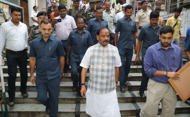 पहाड़ी मंदिर पहुंचे मुख्यमंत्री रघुवर दास ने दिया निर्देश, फ्लैग पोल को पहाड़ी से मोरहाबादी शिफ्ट करें