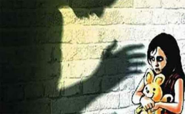तीन साल की बेटी की हत्या कर झाड़ी में फेंका
