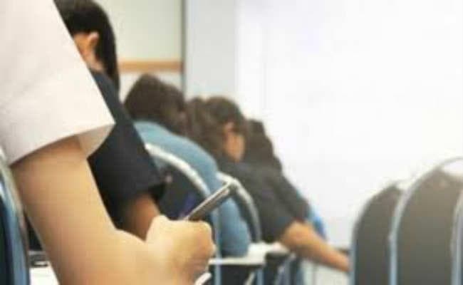 अॉनलाइन की जगह अॉफलाइन ली परीक्षा