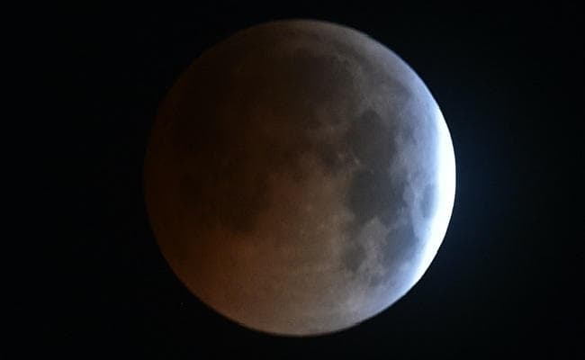 भारत सहित दुनियाभर ने देखा सदी का सबसे लंबा चंद्रग्रहण, देखें तसवीरें