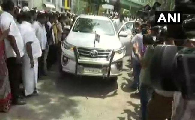 लाइफ सपोर्टिंग सिस्टम पर हैं करुणानिधि,हाल जानने पहुंचे कांग्रेस नेता गुलाम नबी और गवर्नर बनवारी लाल